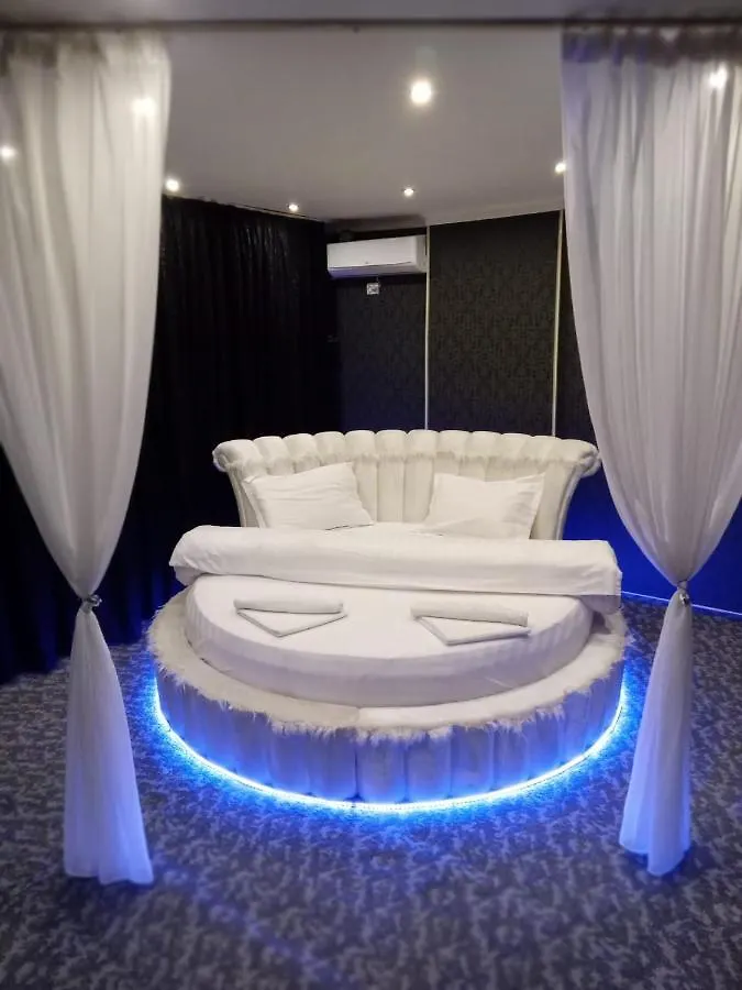 Bed and Breakfast Ely'S Mansion-24H Check-In Бухарест